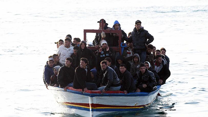Mit Booten Richtung Norden: Immer mehr Flüchtlinge aus Nordafrika nehmen Kurs auf Lampedusa. Mit Booten Richtung Norden: Immer mehr Flüchtlinge aus Nordafrika nehmen Kurs auf Lampedusa.