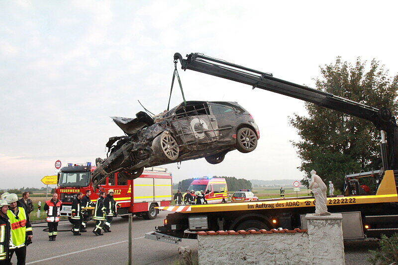 Ende einer Suff-Fahrt: Ein junger GTI-Fahrer hat die Kontrolle über sein Auto verlorenen und landete in der Hausmauer eines Swinger-Clubs. Die Bilder