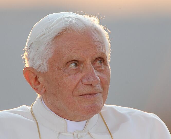Ausgetrickst: Mit seinem Pileolus tut sich der Papst manchmal etwas schwer - ein bisschen mehr Kontrast würde er sich schon wünschen, aber was machen als Papst? Das geliebte rot ist ja schon vergeben...
