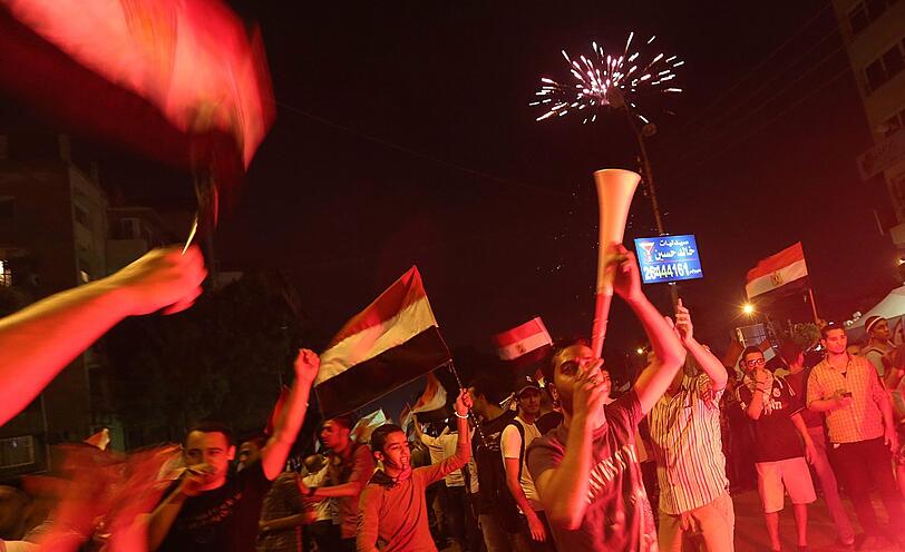 Ausnahmezustand am auf dem Tahrir-Platz in Kairo. Millionen Menschen feiern die Absetzung von Mohammed Mursi durch das ägyptische Militär.