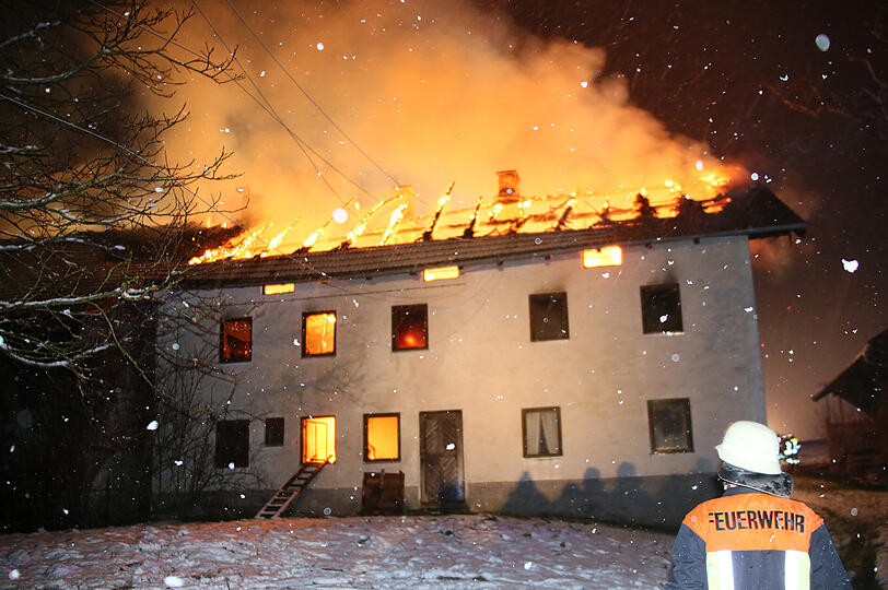Die Bilder vom Feuerwehreinsatz in Schedenberg - war es Brandstiftung?