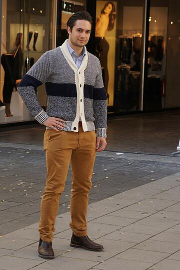 Lederschuhe, bitte: Martin (25), Masterstudent: &bdquo;Meinen Strick-Cardigan habe ich zu Weihnachten bekommen.
Dazu gehören für mich Lederschuhe. Meine sind von Timberland und haben eine rutschfeste Sohle, damit ich auf nassem Laub nicht ausrutsche. Außerdem muss ich sie nicht schnüren und kann schnell reinschlüpfen. Meine Hose ist etwas dicker und farblich auf meine Lederschuhe abgestimmt. Mit dem Trend, dass Männer im Herbst Hüte tragen, kann ich nichts anfangen. Ebenso wenig mit Kleidungsstücken, die Schlitze oder Löcher haben. An stürmischen Tagen trage ich eine funktionale Windjacke.&ldquo;