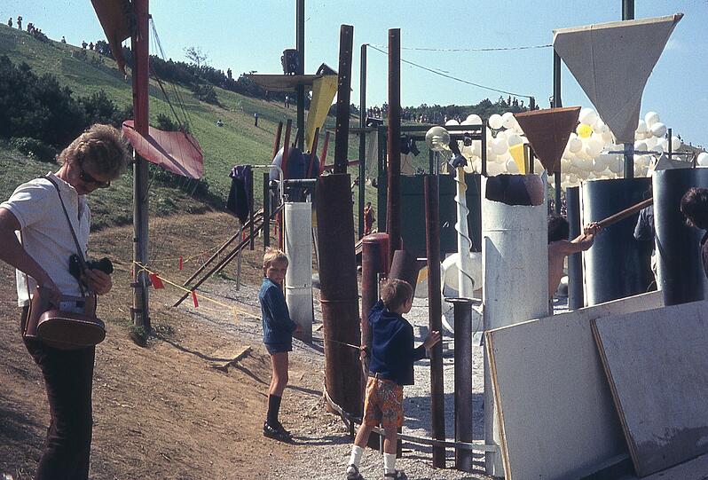 Ja, wos is nachad des? AZ-Vizechefredakteur Thomas Müller (r.) mit seinem Bruder Marcus 1972 auf der Spielstraße am Olympiasee.