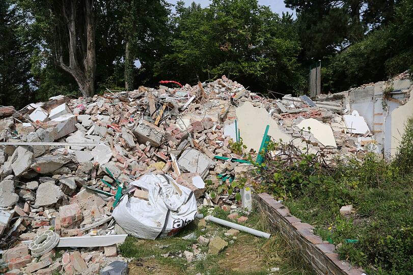 Mauerreste und große Steine: Das ist alles, was noch übrig blieb.