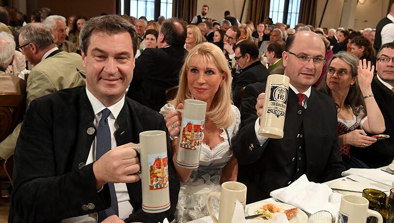 Markus Söder (CSU,l.), Ministerpräsident von Bayern, und seine Frau Karin sowie Albert Füracker, Bayerischer Staatsminister der Finanzen und für Heimat, trinken beim Maibock-Anstich im Hofbräuhaus den ersten Maibock. Markus Söder (CSU,l.), Ministerpräsident von Bayern, und seine Frau Karin sowie Albert Füracker, Bayerischer Staatsminister der Finanzen und für Heimat, trinken beim Maibock-Anstich im Hofbräuhaus den ersten Maibock.