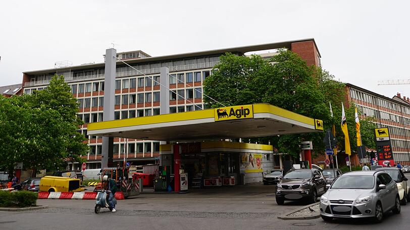 An der Tankstelle in der Herzog-Wilhelm-Straße ist der Schüler am Freitag von einem Unbekannten niedergestochen worden.