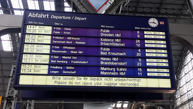 Auf einer Anzeigentafel im Hauptbahnhof werden die Verspätungen von mehreren Zügen angezeigt. Wegen eines Polizeieinsatzes ist der Frankfurter Hauptbahnhof am Freitagnachmittag gesperrt worden. Das teilte die Deutsche Bahn bei Twitter mit. Auf einer Anzeigentafel im Hauptbahnhof werden die Verspätungen von mehreren Zügen angezeigt. Wegen eines Polizeieinsatzes ist der Frankfurter Hauptbahnhof am Freitagnachmittag gesperrt worden. Das teilte die Deutsche Bahn bei Twitter mit.