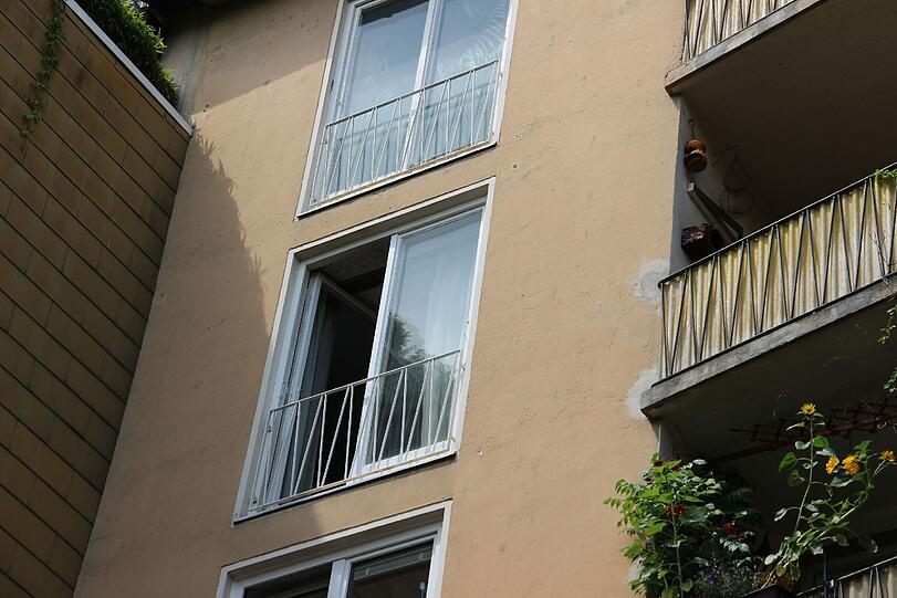 Mord in der Au: Die 91-Jährige Anna S. ist getötet worden. Die Polizei sucht im Umfeld der Wohnung in der Dollmannstraße nach Hinweisen und Spuren. Die Bilder vom Tatort...