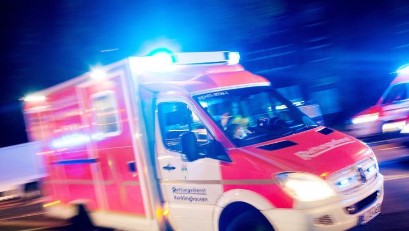 Ein Rettungswagen fährt mit Blaulicht durch eine Straße. Foto: Marcel Kusch/dpa/Symbolbild