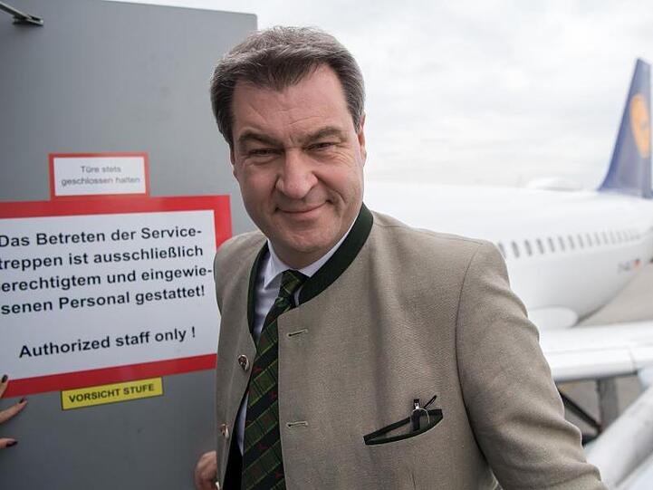 Markus Söder (CSU), Ministerpräsident von Bayern, steigt am Flughafen in ein Flugzeug ein. Foto: Sven Hoppe