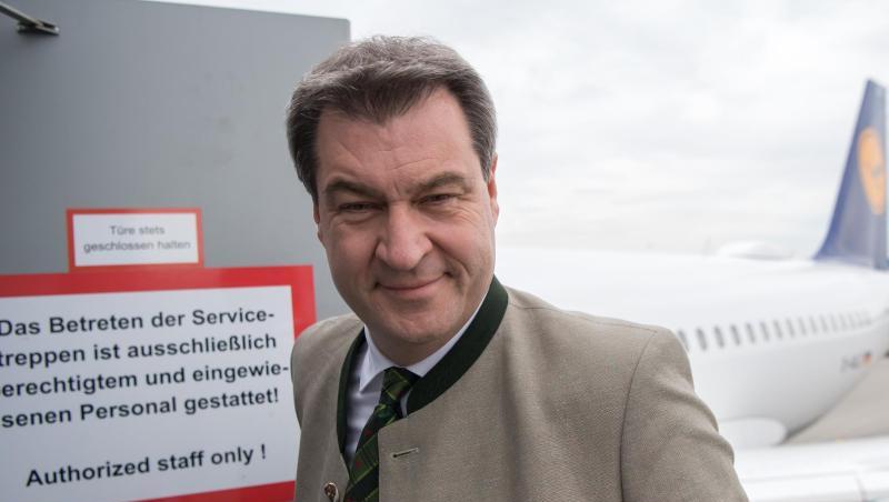 Markus Söder (CSU), Ministerpräsident von Bayern, steigt am Flughafen in ein Flugzeug ein. Foto: Sven Hoppe Markus Söder (CSU), Ministerpräsident von Bayern, steigt am Flughafen in ein Flugzeug ein. Foto: Sven Hoppe