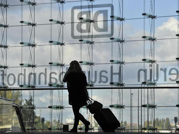 Eine Frau zieht im Hauptbahnhof in Berlin ihren Koffer hinter sich her. Foto: Marius Becker/dpa