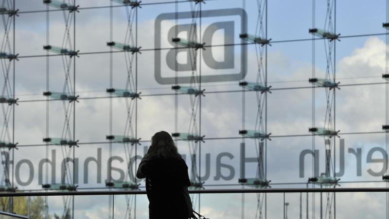 Eine Frau zieht im Hauptbahnhof in Berlin ihren Koffer hinter sich her. Foto: Marius Becker/dpa Eine Frau zieht im Hauptbahnhof in Berlin ihren Koffer hinter sich her. Foto: Marius Becker/dpa
