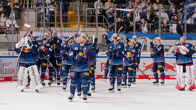 Die Münchner lassen sich nach ihrem Kantersieg gegen Iserlohn von den Fans feiern.
