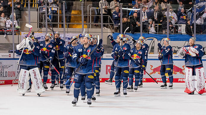 Die Münchner lassen sich nach ihrem Kantersieg gegen Iserlohn von den Fans feiern.