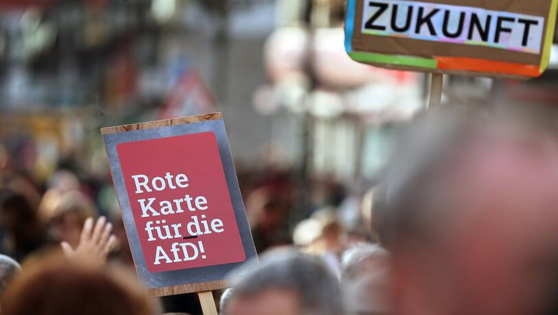 "Rote Karte für die AfD"" ist auf einem Plakat bei einer Demonstration gegen rechts in der Innenstadt zu lesen.