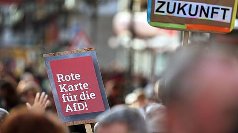 "Rote Karte für die AfD"" ist auf einem Plakat bei einer Demonstration gegen rechts in der Innenstadt zu lesen.