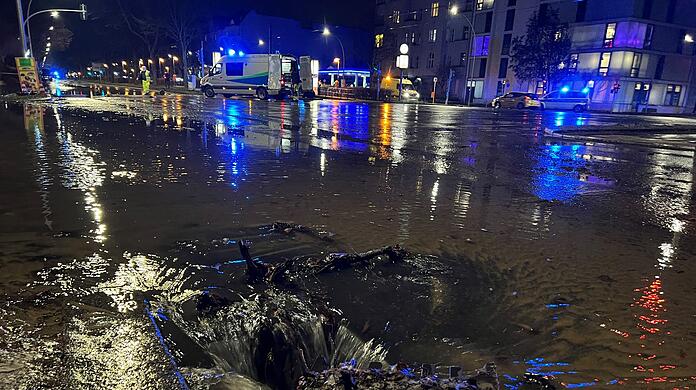 Ein Rohr einer zentralen Versorgungsleitung ist gebrochen. (Foto aktuell)