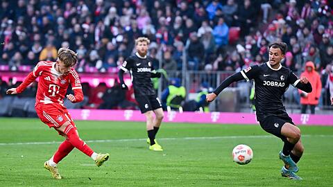 Lennart Karl (l) trifft zum 1:2 - ausnahmsweise mit dem rechten Fu&szlig;.
