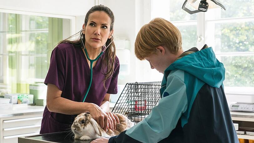 "Zwei Frauen f&uuml;r alle Felle: Neues Gl&uuml;ck": Maja Freydank (Bettina Zimmermann, l.) untersucht Janniks (Felix N&ouml;lle) Kaninchen.