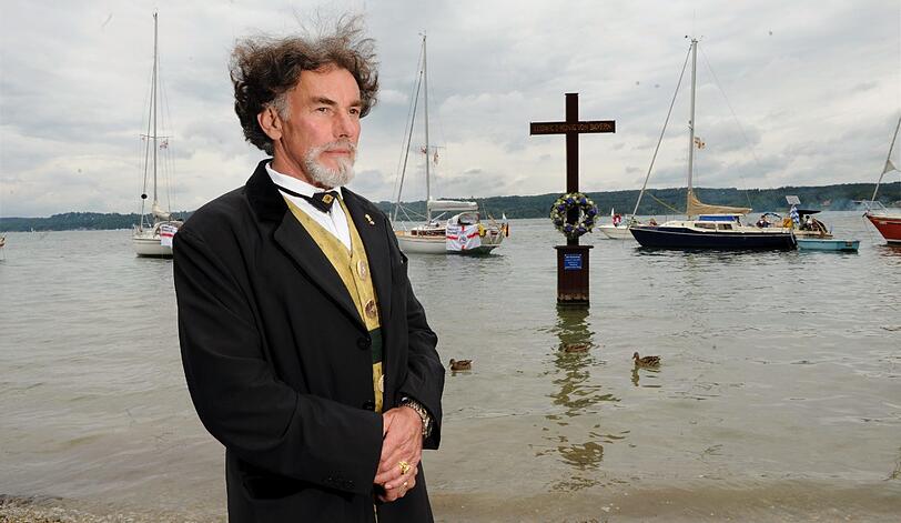 Monarchie-Fans würdigen 125. Todestag von Ludwig II. &ndash; Gedenkmesse am Starnberger See &ndash; Satirisches Contra: Mit Badeente und Taucherbrille zum Gedenkkreuz. Die Eindrücke aus Berg