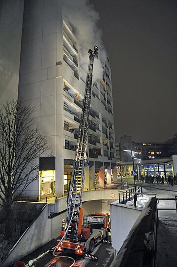 Mehrere Anrufer melden knapp eine halbe Stunde nach dem Jahreswechsel einen Brand auf einem Balkon im 7. Stock. Ein Feuerwerkskörper hat ihn ausgelöst. Das Feuer breitet sich schnell aus und greift auf die Wohnung über. Die Bewohnerin kann flüchten, atmet aber giftigen Brandrauch ein. Sie muss in eine Klinik. Schaden 50.000 €.