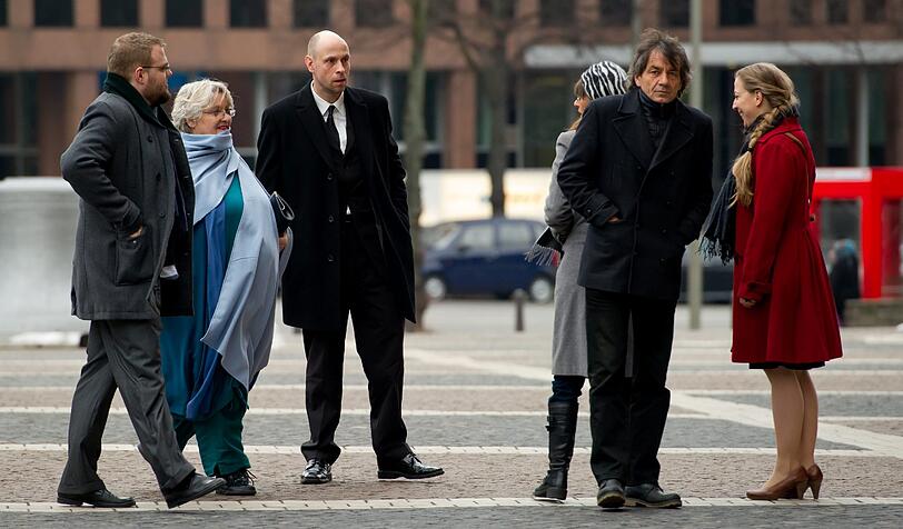 Witwe Eva Pfaff (2.v.l.) mit Sohn Maximilian (l), Tochter Johanna (r) und anderen Trauergästen