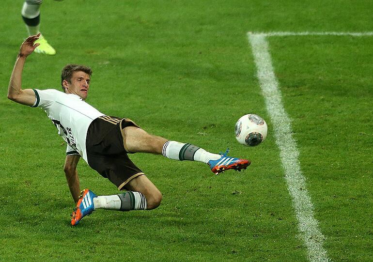 Thomas Akrobat Müller: Der Pähler vom Ammersee erzielt mit einem langen Schritt und langen Bein das 3:1 gegen Hannover. Foto: sampics/AK