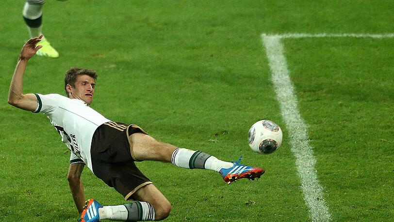 Thomas Akrobat Müller: Der Pähler vom Ammersee erzielt mit einem langen Schritt und langen Bein das 3:1 gegen Hannover. Foto: sampics/AK Thomas Akrobat Müller: Der Pähler vom Ammersee erzielt mit einem langen Schritt und langen Bein das 3:1 gegen Hannover. Foto: sampics/AK