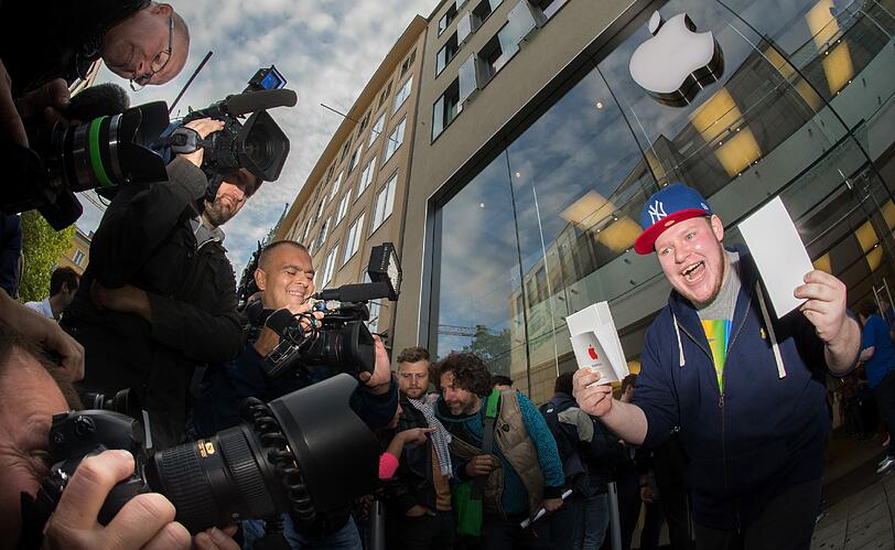 Er war der erste: Der 20-jährige Marcel Gaisbachgrabner aus Gmunden hat das erste iPhone am Freitag erattert.