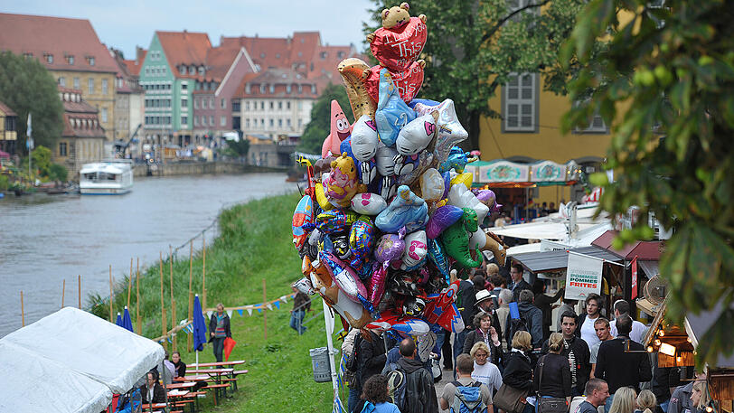 Die Sandkerwa am Regnitzufer in Bamberg.