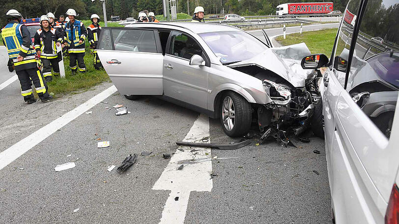 Durch einen Verkehrsunfall auf der A8 bei Hofolding im Landkreis München wurden vier Personen verletzt. Eine Opelfahrerin kollidierte mit ihrem Fahrzeug mit einem Kleinbus.