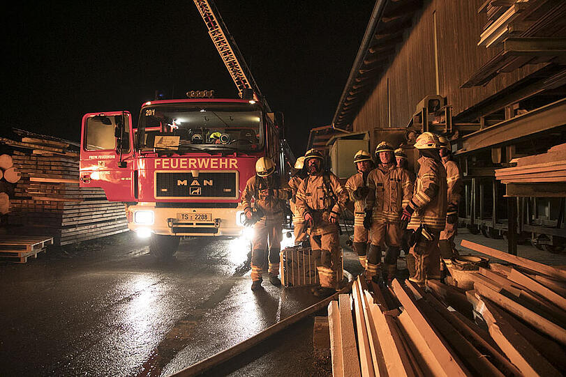 Bilder vom großen Feuerwehreinsatz in Fridolfing am Dienstagabend. Der Sachschaden ist nach dem Brand eines Sägewerks immens.