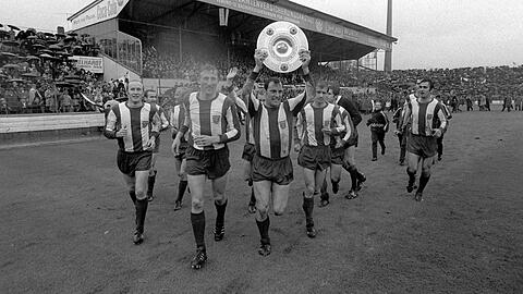 Meister! Die Bayern-Stars Dieter Brenninger, Rainer Ohlhauser, Helmut Schmidt, Georg Schwarzenbeck, Werner Olk, Franz Roth (mit Schale), Peter Pumm, Gerd Müller, Franz Beckenbauer und Gustl Starek (v.l.) bei der Ehrenrunde im Grünwalder Stadion nach dem Gewinn der deutschen Meisterschaft im Jahre 1969. Erstmals wurde die Schale 1949 verliehen.