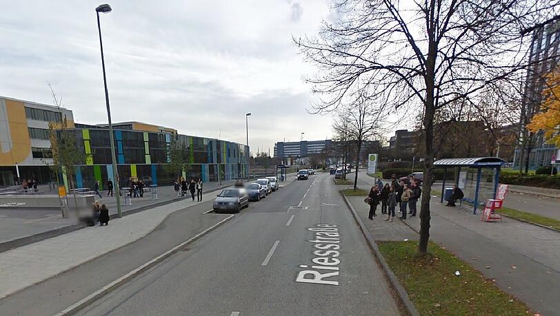 An der Riesstraße wird gebaut. Deshalb muss die Bus-Linie ausweichen. An der Riesstraße wird gebaut. Deshalb muss die Bus-Linie ausweichen.