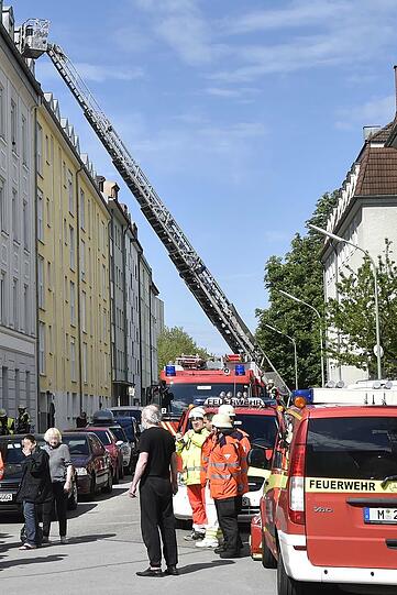 Am Samstag ist ein Mann bei einem Zimmerbrand in Obersendling ums Leben gekommen.