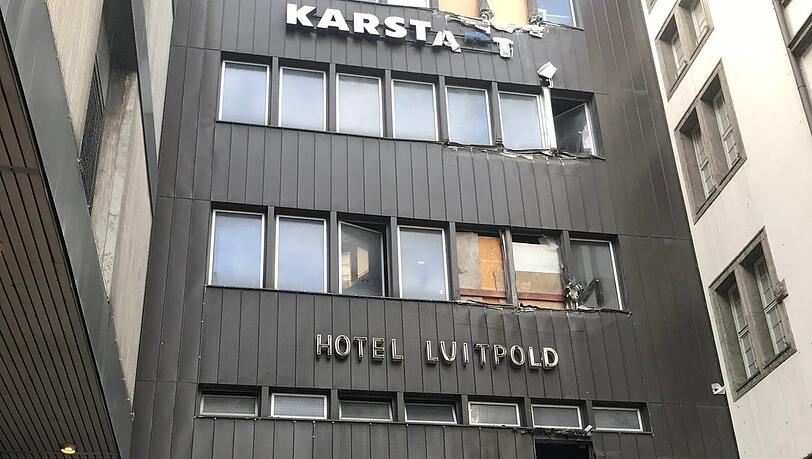 Abbruchstimmung an diesem Verbindungsstück des alten Karstadt. Abbruchstimmung an diesem Verbindungsstück des alten Karstadt.