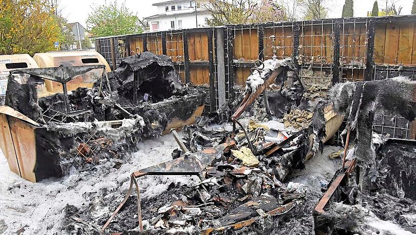 Die komplett abgebrannten Wertstoffcontainer in Pullach.