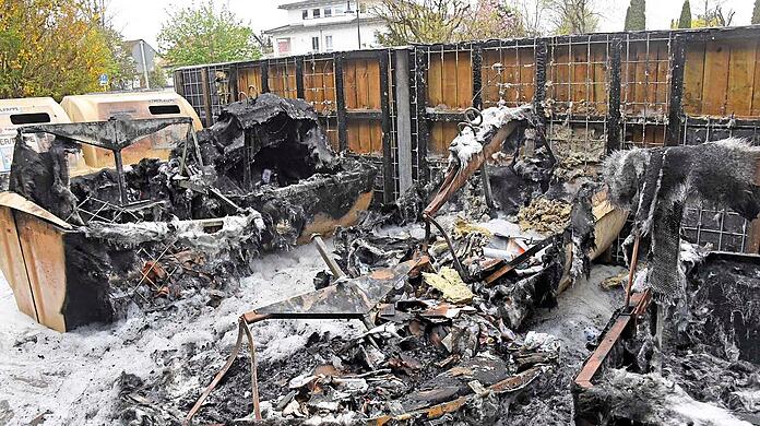 Die komplett abgebrannten Wertstoffcontainer in Pullach.