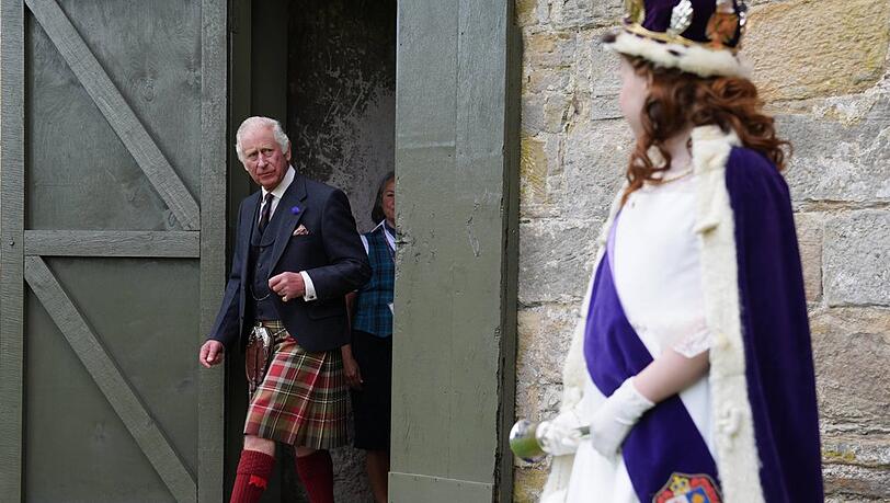 König Charles III. bei einem Besuch des Kinneil House in Bo'ness.