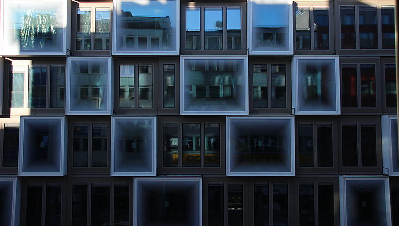Blick auf die S&uuml;dseite von au&szlig;en: So sieht das Geb&auml;ude derzeit aus. Hier werden bald Hunderte Pflanzen ranken.