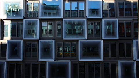 Blick auf die S&uuml;dseite von au&szlig;en: So sieht das Geb&auml;ude derzeit aus. Hier werden bald Hunderte Pflanzen ranken.