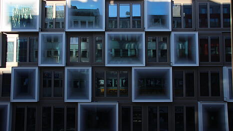 Blick auf die S&uuml;dseite von au&szlig;en: So sieht das Geb&auml;ude derzeit aus. Hier werden bald Hunderte Pflanzen ranken.