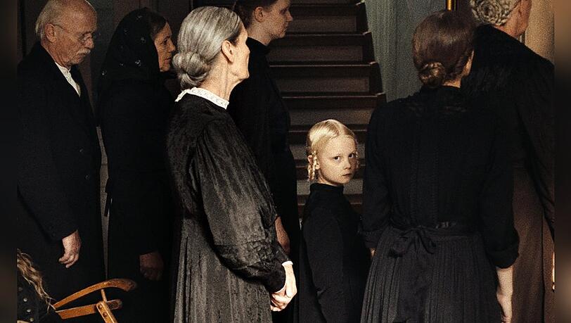 Hanna Heckt als Alma in "In die Sonne schauen". Hanna Heckt als Alma in "In die Sonne schauen".