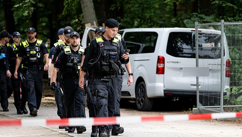 Die Polizei ermittelt vor Ort. Die Polizei ermittelt vor Ort.