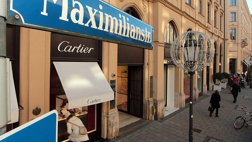 Die Maximilianstraße gilt als die exklusivste und teuerste Flaniermeile der Stadt. Die Maximilianstraße gilt als die exklusivste und teuerste Flaniermeile der Stadt.