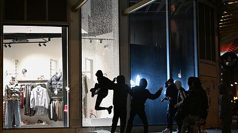 Am Wochenende waren landesweite Proteste gegen hohe Lebenshaltungskosten in Frankreich von schweren Ausschreitungen und Pl&uuml;nderungen begleitet worden.