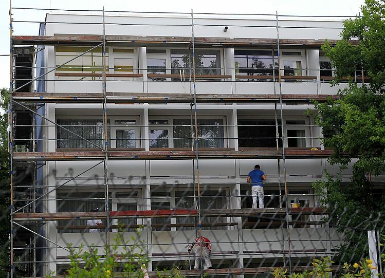 Kostbarer Wohnraum: Die Stadt lässt diese Wohnungen in Harlaching vergammeln.