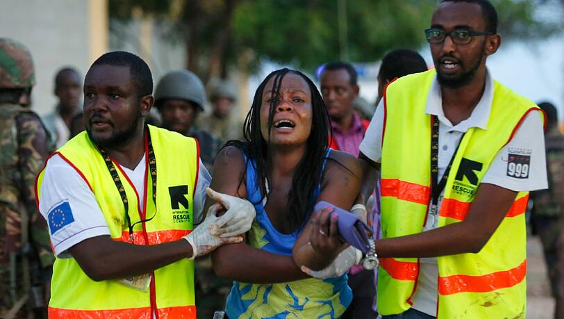 Die somalische Terrormiliz Al-Shabaab hatte am Donnerstag 148 Menschen in der Universität der Stadt Garissa getötet. Die meisten von ihnen waren christliche Studenten. Die somalische Terrormiliz Al-Shabaab hatte am Donnerstag 148 Menschen in der Universität der Stadt Garissa getötet. Die meisten von ihnen waren christliche Studenten.