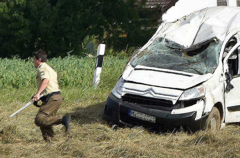 Käfer gegen Polizisten: Die Bilder zu einem denkwürdigen Einsatz.